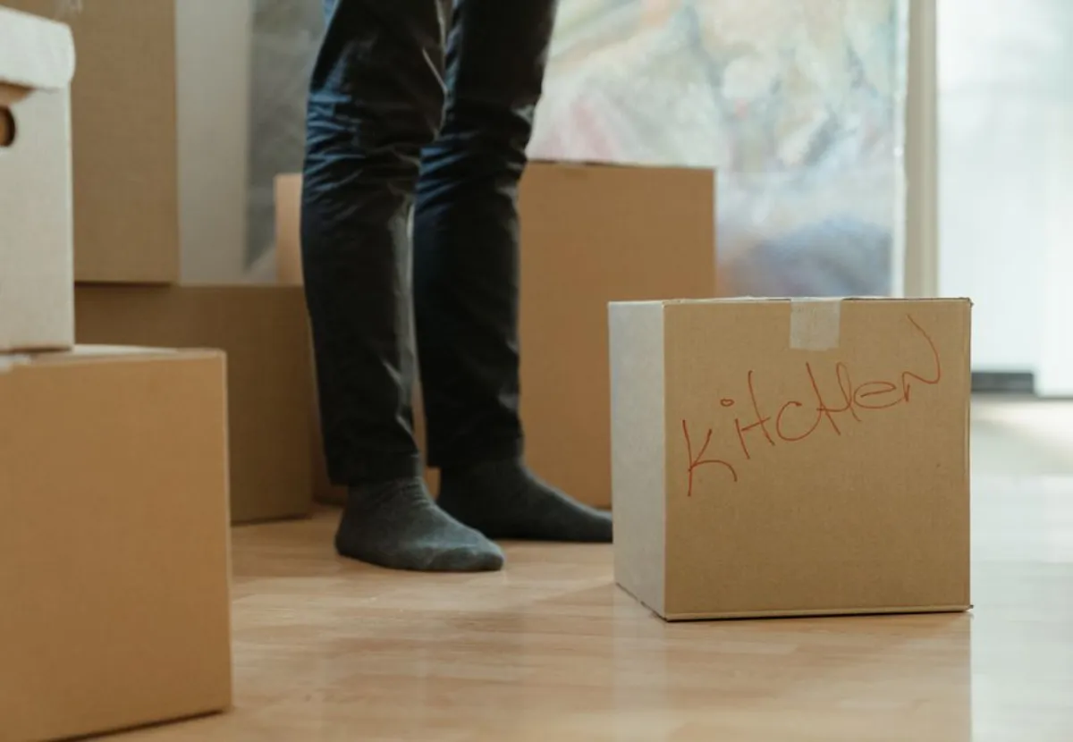 Cartons de déménagement à Nice avant le tri des affaires